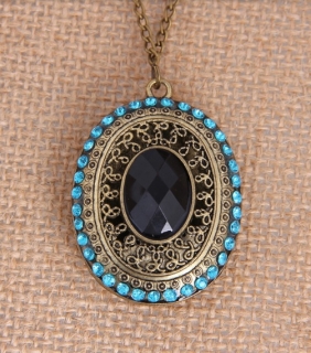 Náhrdelník s čiernym kameňom a modrými kryštálikmi